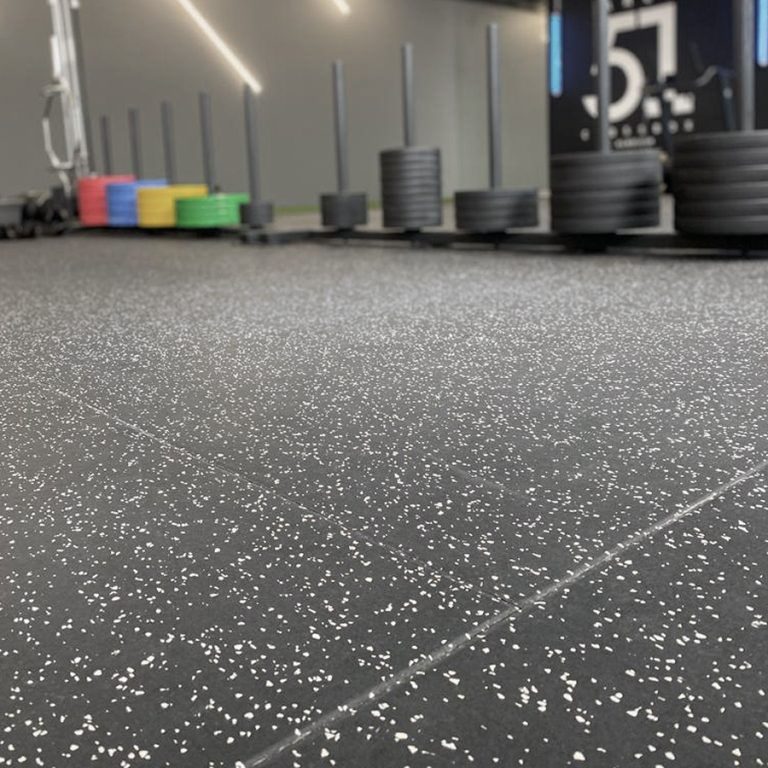 Pavimento Alpha Burly in mattonelle di gomma pigmentata in una palestra